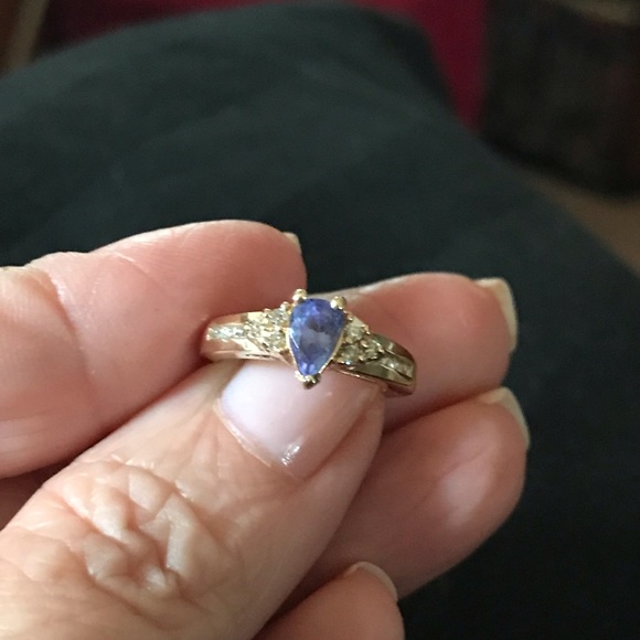 unbranded Jewelry - Yellow gold ring with diamonds.